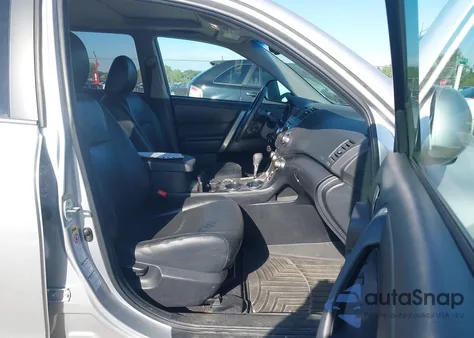 2012 Toyota Highlander Se V6 z USA, uszkodzony, nr VIN 5TDBK3EH3CS136059